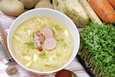 Suppenschale mit Kartoffelsuppe