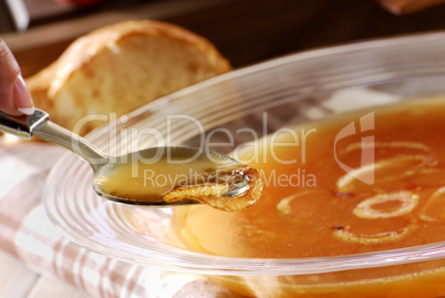 Zwiebelsuppe löffeln