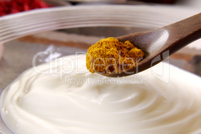 Currypulver und Joghurt