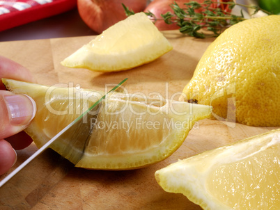 Zitrone achteln