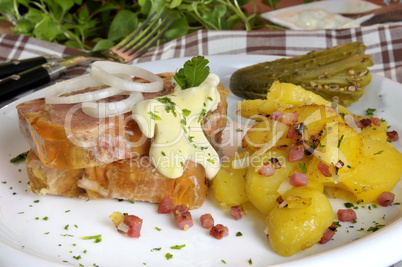 Sauerfleisch mit Bratkartoffeln