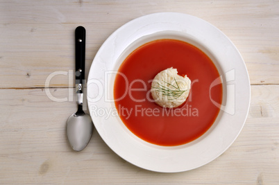 Tomatensuppe mit Reis und Löffel
