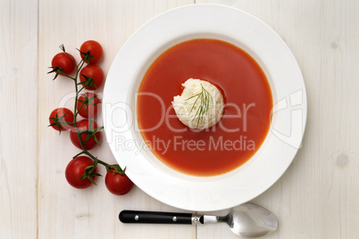 Tomatensuppe und frische Tomaten