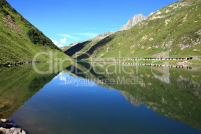 Bergsee mit Wasserspiegelungen