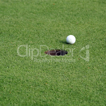 Golfball vor dem Loch