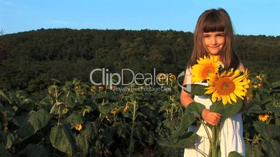 Sonnenblumenfeld mit Mädchen