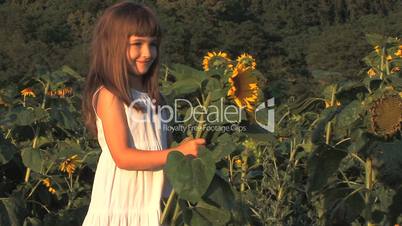 Sonnenblumenfeld mit Mädchen