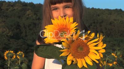 Sonnenblumen mit Mädchen