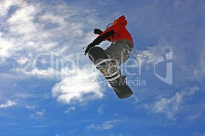 Snowboarder hoch in der Luft
