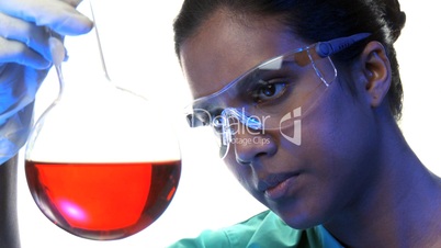 Laboruntersuchung mit Reagenzglas