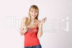 junge blonde frau mit mp3-player