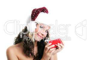 Frau mit Weihnachtsmütze lächelt in die Kamera