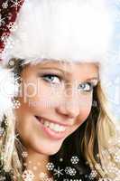 Frau mit Weihnachtsmütze lächelt in die Kamera