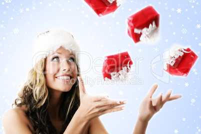 Frau jongliert mit Geschenken