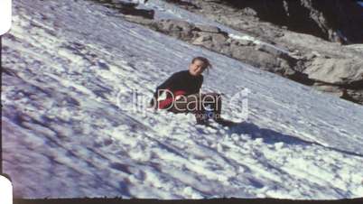 Frau rutscht auf Gletscher (8 mm-Film)