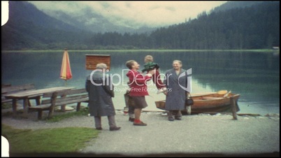 Großeltern, Eltern und Enkel am See (8 mm)