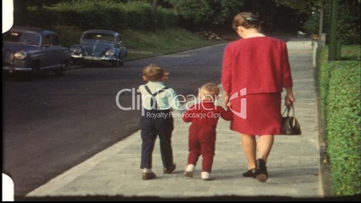 Mutter mit Kindern (8 mm-Film aus den 60er-Jahren)