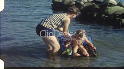 Mutter und Kind auf Luftmatratze (8mm-Film)
