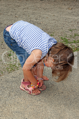 Kind zieht Schuh an