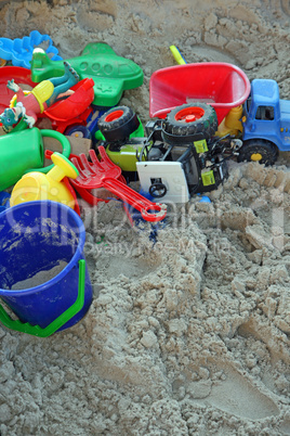 Spielzeug im Sandkasten