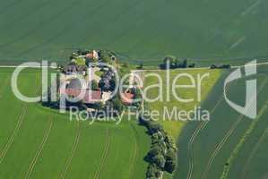 Bauernhof mit Feldern,Luftaufnahme,aerial-photo,schraegsicht,nachmittags,Landwirtschaft,agriculture,