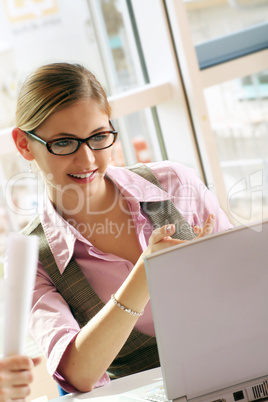 Geschäftsfrau am Laptop