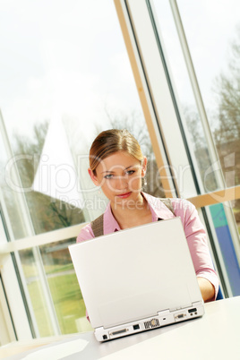 Geschäftsfrau am Laptop