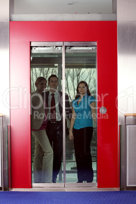 Geschäftsleute im Fahrstuhl