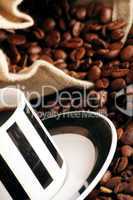 Kaffeetasse mit Kaffeebohnen