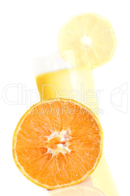 Orange mit Orangensaft