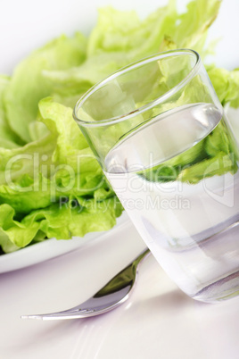 Salatteller mit Wasserglas
