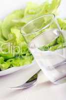 Salatteller mit Wasserglas
