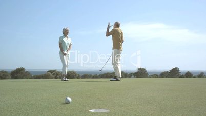 Senioren spielen Golf