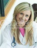 Lächelnde blonde Ärztin