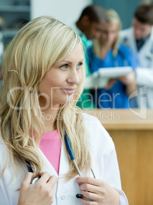 Blonde Ärztin mit Stethoskop um den Hals