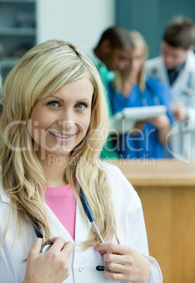 Blonde lächelnde Ärztin mit Stethoskop