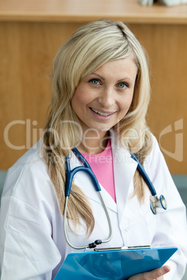 Blonde Ärztin mit Klemmbrett und Stethoskop