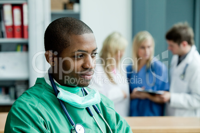 Arzt im grünen OP-Kittel mit Stethoskop