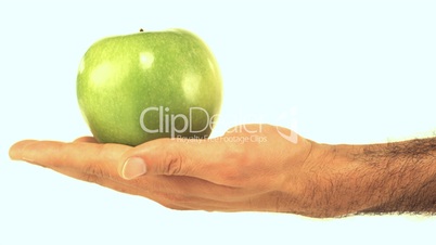 Mann hält Apfel