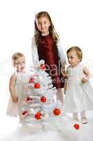Kinder und Weihnachtsbaum
