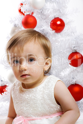 Kleinkind am Weihnachtsbaum