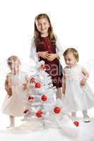 Kinder und Weihnachtsbaum