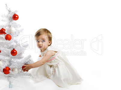 Kleinkind am Weihnachtsbaum