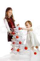 Kinder am Weihnachtsbaum
