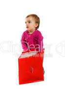 Kleinkind mit Einkaufstüte