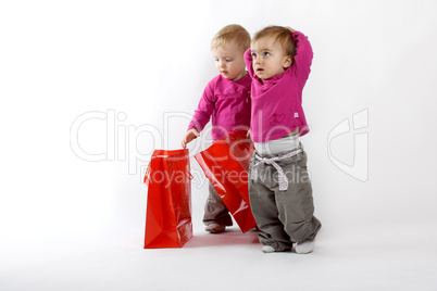 Kleinkinder mit Einkaufstüte