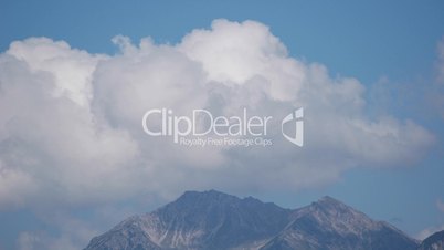 HD1080p Wolken Zeitraffer über die Berge