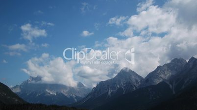 HD1080p Wolken über Zugspitze in Österreich (Zeitraffer)