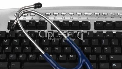 Stethoskop auf Computertastatur