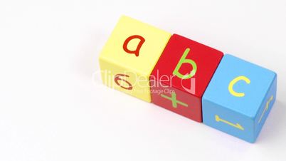 Bunte Vierecke mit Buchstaben a,b, c